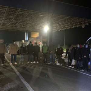 Douăzeci și șase de cetăţeni străini, depistaţi ascunşi într-o autoutilitară cu piese auto