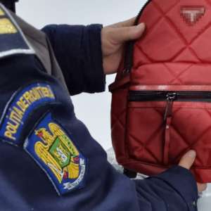 Sute de bunuri contrafăcute, în valoare de 180.000 lei,  descoperite în PTF Giurgiu