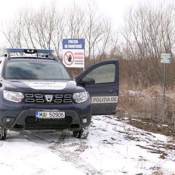 Trei cetăţeni români, cercetaţi pentru trafic cu migranţi la frontiera cu Ucraina