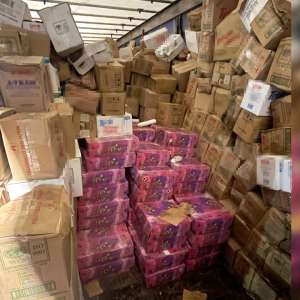 Şofer de TIR cercetat după ce a fost descoperit cu 23 de migranţi ascunşi în mijlocul de transport şi cinci tone de tutun de contrabandă