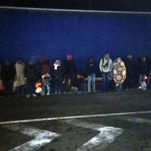 Şofer de TIR cercetat după ce a fost descoperit cu 23 de migranţi ascunşi în mijlocul de transport şi cinci tone de tutun de contrabandă