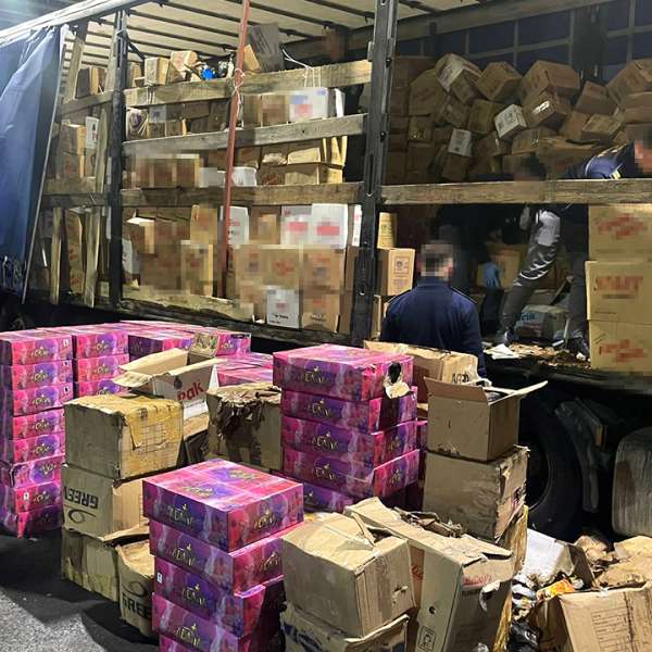 Şofer de TIR cercetat după ce a fost descoperit cu 23 de migranţi ascunşi în mijlocul de transport şi cinci tone de tutun de contrabandă