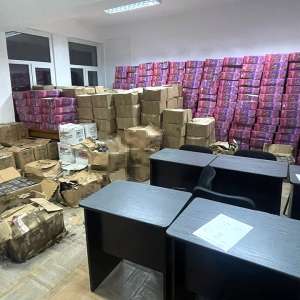 Şofer de TIR cercetat după ce a fost descoperit cu 23 de migranţi ascunşi în mijlocul de transport şi cinci tone de tutun de contrabandă