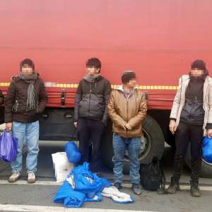 Cinci cetăţeni străini, ascunşi printre role de metal la P.T.F. Nădlac II