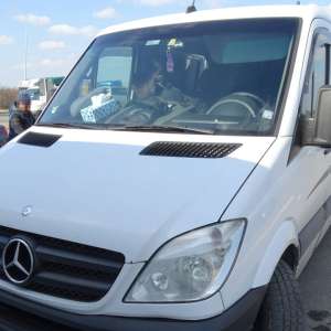 Peste 19.000 de țigarete descoperite ascunse în două mijloace de transport