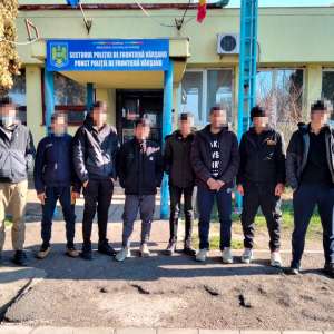 Opt cetăţeni străini, depistaţi ascunşi printre anvelope, într-un TIR