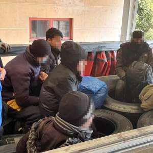 Opt cetăţeni străini, depistaţi ascunşi printre anvelope, într-un TIR