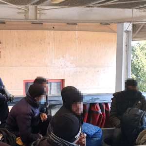 Opt cetăţeni străini, depistaţi ascunşi printre anvelope, într-un TIR