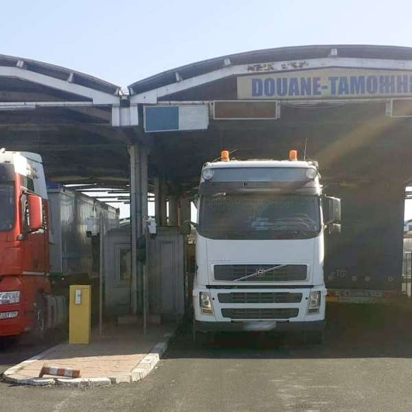 La volan, deși avea dreptul de a conduce suspendat