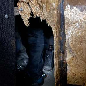 38 de migranţi, ascunşi într-un TIR şi două autoutilitare, depistaţi de poliţiştii de frontieră arădeni