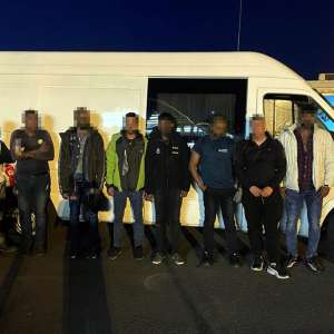 38 de migranţi, ascunşi într-un TIR şi două autoutilitare, depistaţi de poliţiştii de frontieră arădeni