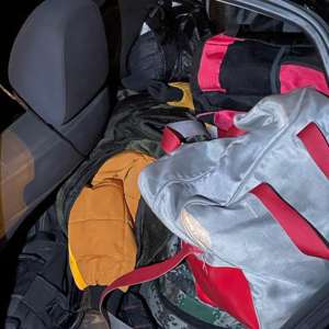 38 de migranţi, ascunşi într-un TIR şi două autoutilitare, depistaţi de poliţiştii de frontieră arădeni