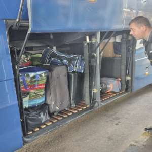 Ţigări ascunse şi nedeclarate, în valoare de peste 13.000 lei, descoperite în cala unui autocar