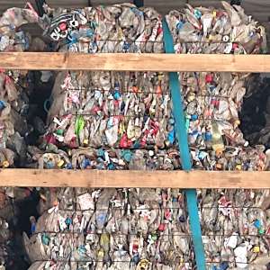 TIR încărcat cu aproximativ 13 tone de deşeuri din plastic, oprit la P.T.F. Călăraşi