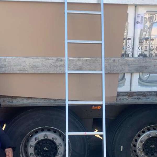 31 de cetăţeni din Bangladesh, ascunşi într-un TIR cu electrocasnice