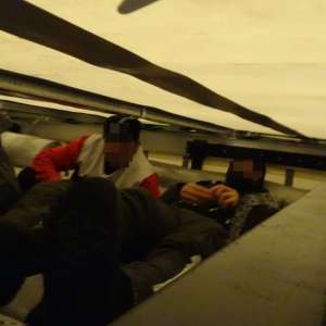 Patru cetățeni afgani ascunși printre covoare, depistați de polițiștii de frontieră doljeni