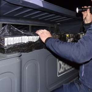 Peste 20. 000 de țigarete ascunse într-un ansamblu rutier, descoperite la P.T.F. Calafat