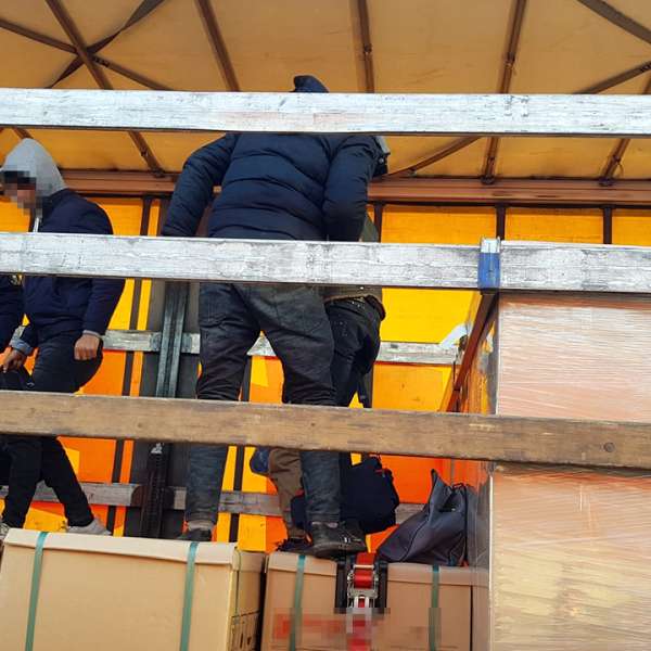 32 de cetăţeni străini ascunși în TIR-uri, depistați de polițiștii de frontieră de la Nădlac II