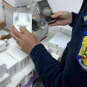 Bunuri contrafăcute, în valoare de 77.000 lei, descoperite în două autocare la P.T.F. Giurgiu