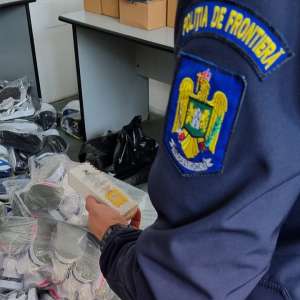 Bunuri contrafăcute, în valoare de 77.000 lei, descoperite în două autocare la P.T.F. Giurgiu