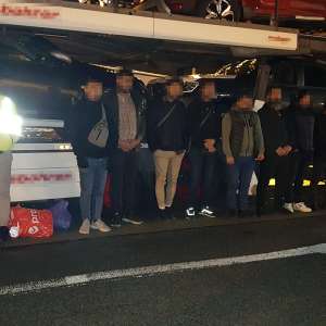 Doisprezece cetăţeni din Turcia și Siria,  ascunși în autoturisme transportate pe o platformă