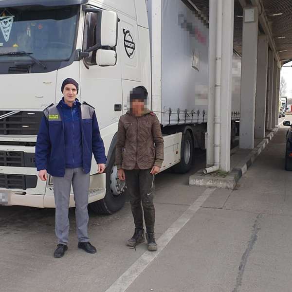 Doi cetățeni afgani care intenționau să ajungă ilegal în Franța, depistați în PTF Giurgiu