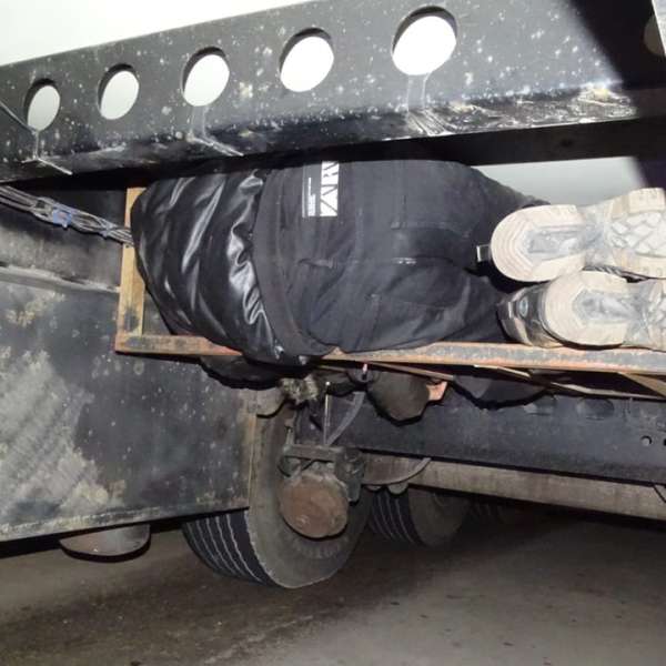 Cetățeni sirieni ascunși pe șasiul unui autocamion