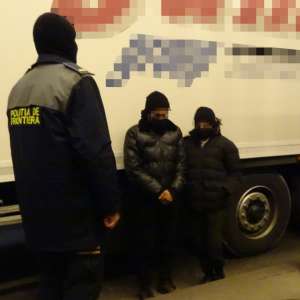 Cetățeni sirieni ascunși pe șasiul unui autocamion