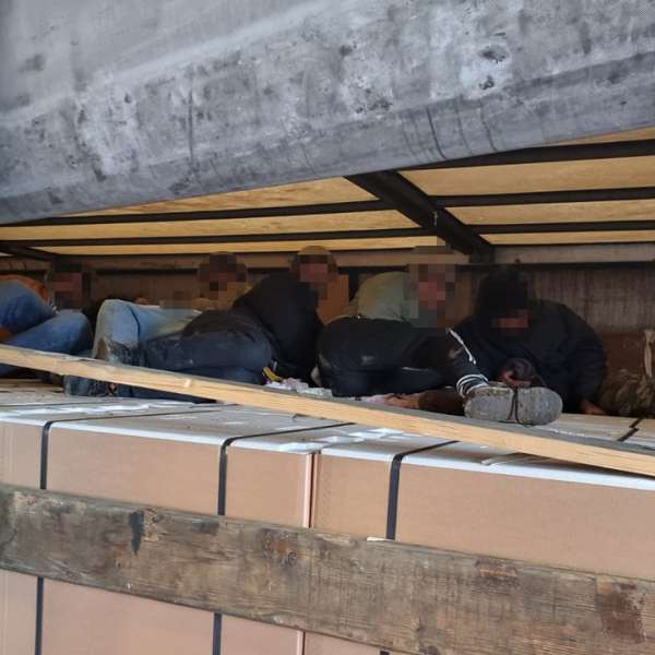 Unsprezece cetăţeni asiatici, depistaţi ascunși în portbagajul unui autoturism şi remorca unui TIR