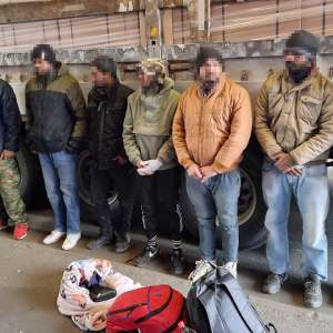 Unsprezece cetăţeni asiatici, depistaţi ascunși în portbagajul unui autoturism şi remorca unui TIR