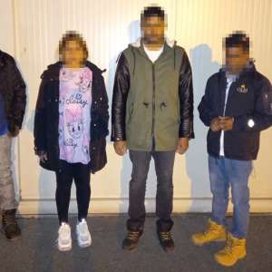 Unsprezece cetăţeni asiatici, depistaţi ascunși în portbagajul unui autoturism şi remorca unui TIR