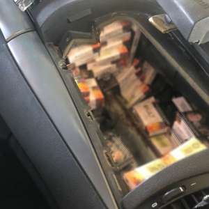 Țigări ascunse în locuri special amenajate in autoturism
