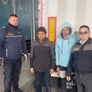 Doi afgani, ascunşi într-un autocamion,  depistaţi la PTF Giurgiu