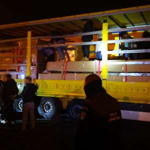 Douăzeci de persoane depistate într-un automarfar, în cadrul unor acţiuni preventive