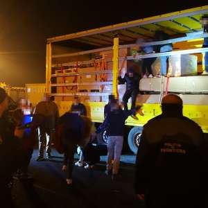 Douăzeci de persoane depistate într-un automarfar, în cadrul unor acţiuni preventive