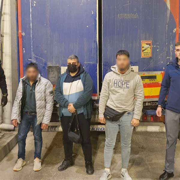 Cinci cetățeni străini, ascunși în două mijloace de transport, depistaţi la PTF Giurgiu