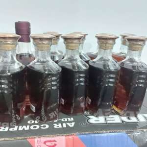 Produse accizabile nedeclarate descoperite printre bagaje