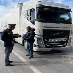 Remorcă radiată din circulaţie, depistată în trafic