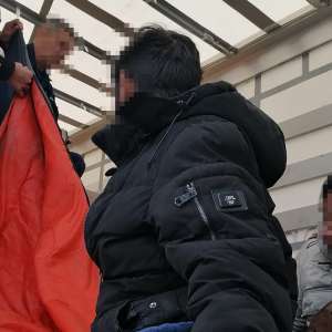 22 de cetăţeni străini, ascunşi în diferite mijloace de transport,   depistați de polițiștii de frontieră arădeni