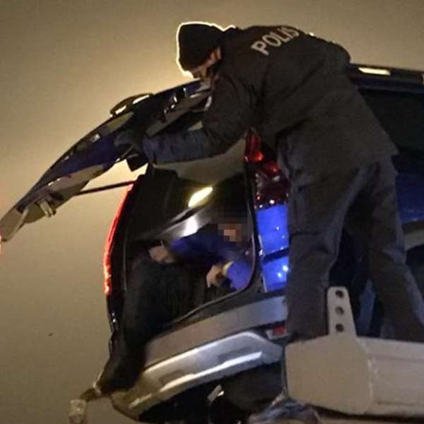 22 de cetăţeni străini, ascunşi în diferite mijloace de transport, depistați de polițiștii de frontieră arădeni