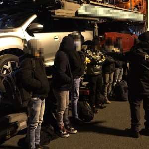 22 de cetăţeni străini, ascunşi în diferite mijloace de transport,   depistați de polițiștii de frontieră arădeni