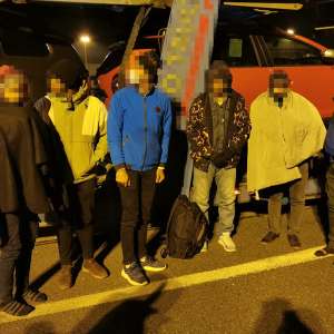 22 de cetăţeni străini, ascunşi în diferite mijloace de transport,   depistați de polițiștii de frontieră arădeni