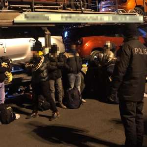 22 de cetăţeni străini, ascunşi în diferite mijloace de transport,   depistați de polițiștii de frontieră arădeni