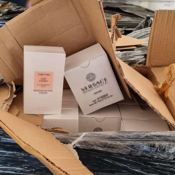 Peste 2.400 de parfumuri, estimate la 1.000.000 lei, descoperite într-un microbuz, la P.T.F Giurgiu