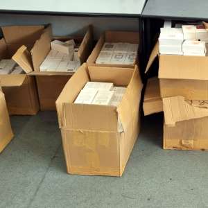 Peste 2.400 de parfumuri, estimate la 1.000.000 lei, descoperite într-un microbuz, la P.T.F Giurgiu