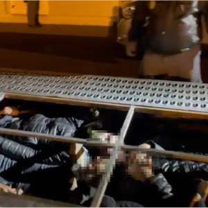 Zece sirieni depistaţi ascunşi într-un loc special amenajat, în interiorul unei platforme auto