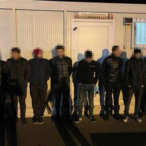 Zece sirieni depistaţi ascunşi într-un loc special amenajat, în interiorul unei platforme auto