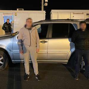 Zece sirieni depistaţi ascunşi într-un loc special amenajat, în interiorul unei platforme auto