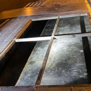 Zece sirieni depistaţi ascunşi într-un loc special amenajat, în interiorul unei platforme auto