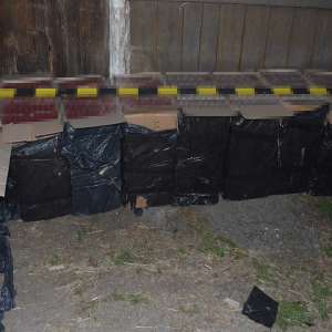 Aproximativ 20.000 de pachete cu țigări și patru autoturisme confiscate pentru contrabandă, la frontiera de nord